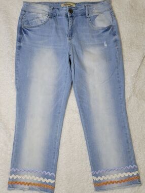 Democracy Capri Jeans Womens 10 Light Wash Cropped Raw Hem Boho Rickrack Trim